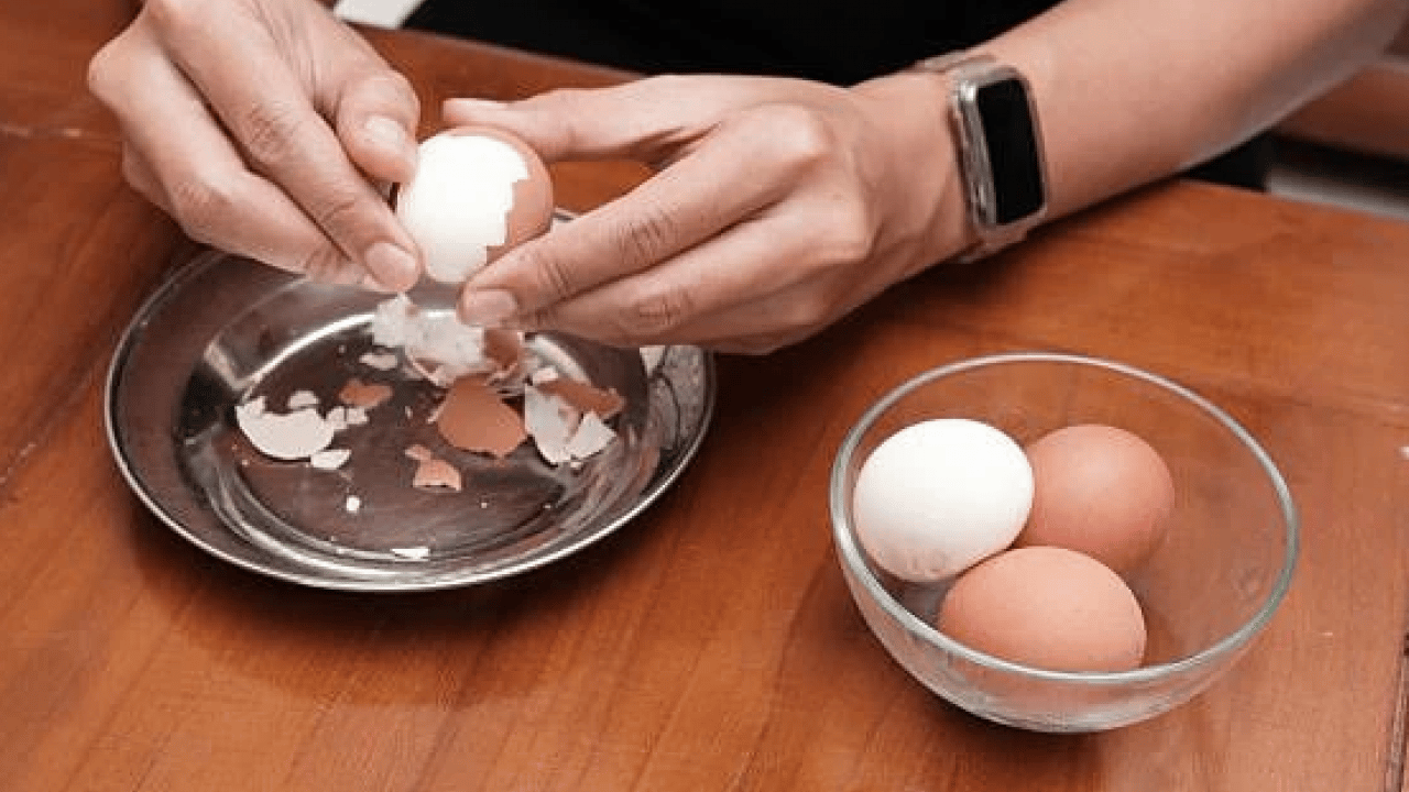 Foto - Deneyince farkını göreceksiniz! İşte haşlanmış yumurtayı soymanın basit yolu