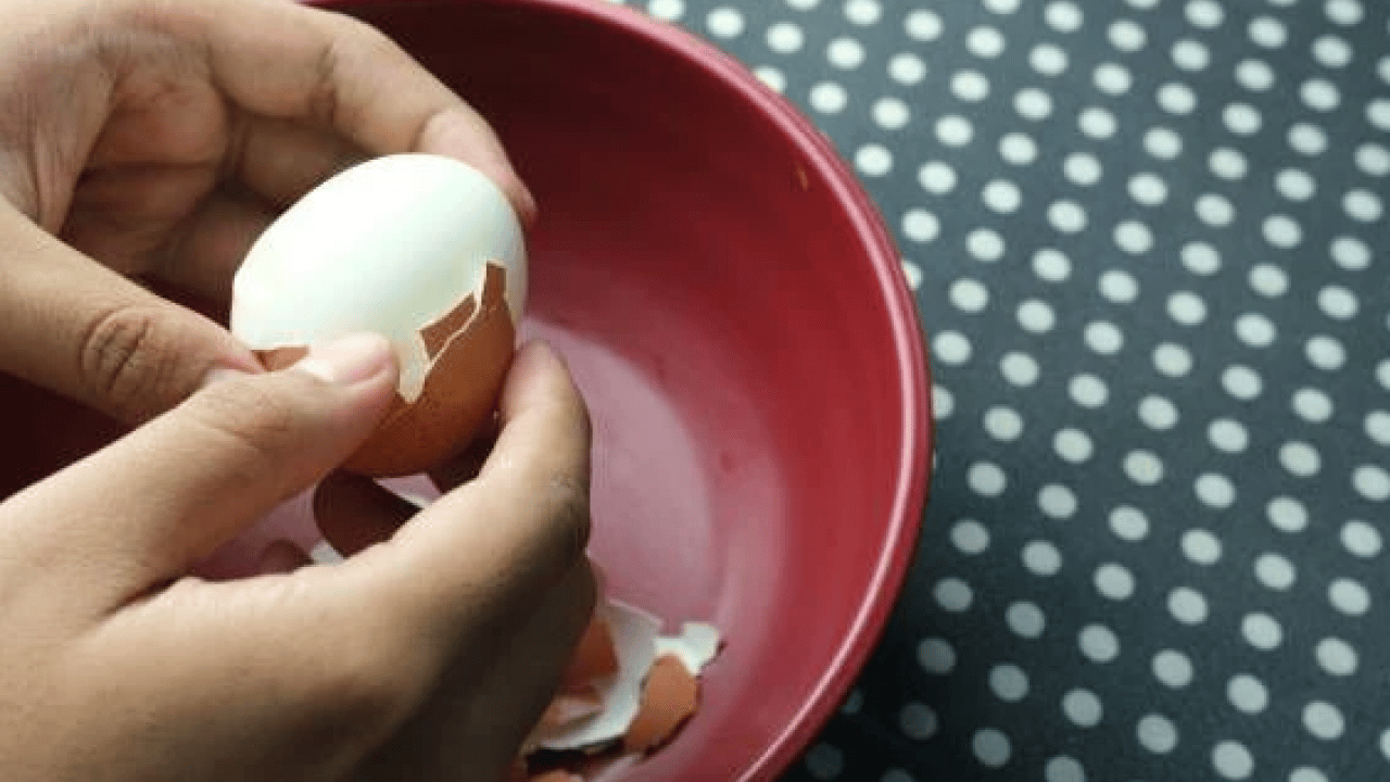 Foto - Deneyince farkını göreceksiniz! İşte haşlanmış yumurtayı soymanın basit yolu