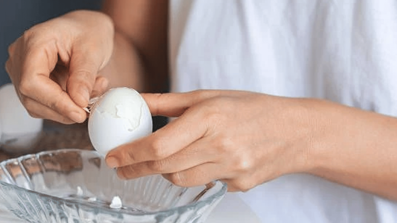 Foto - Deneyince farkını göreceksiniz! İşte haşlanmış yumurtayı soymanın basit yolu