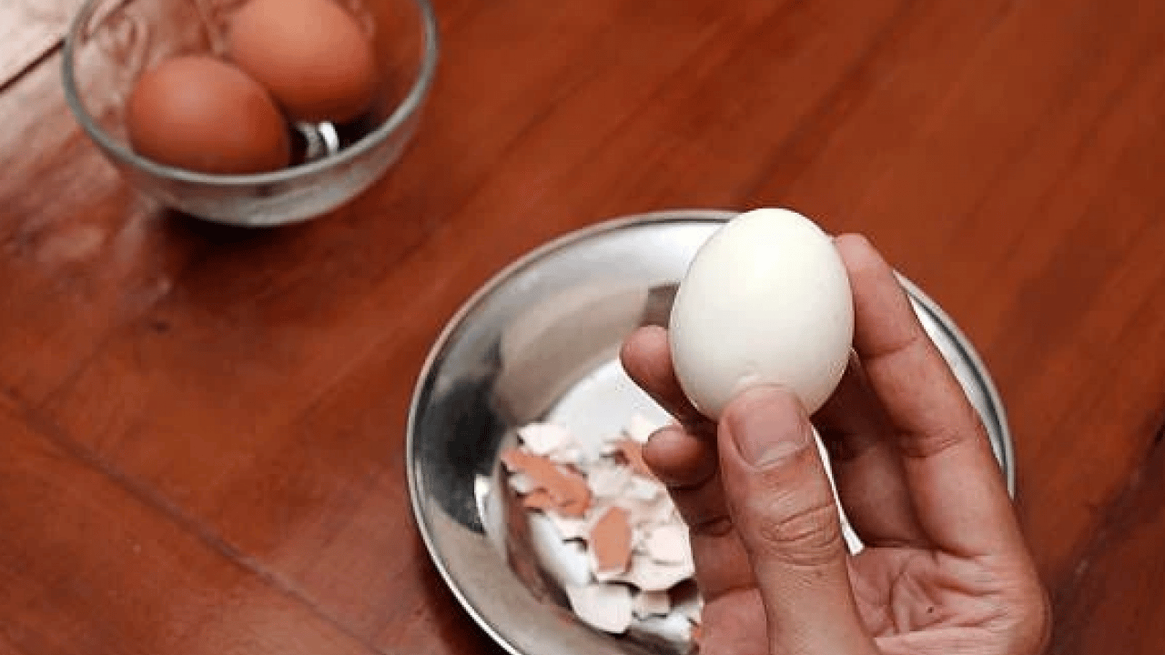 Foto - Deneyince farkını göreceksiniz! İşte haşlanmış yumurtayı soymanın basit yolu
