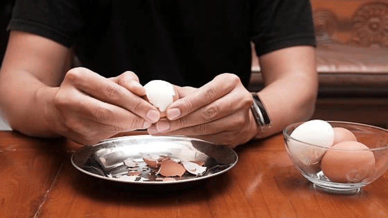 Foto - Deneyince farkını göreceksiniz! İşte haşlanmış yumurtayı soymanın basit yolu