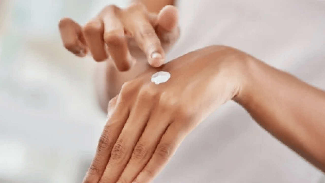 Deneyince farkını göreceksiniz! Kuruyan ellere doğal nem kazandıran yöntem