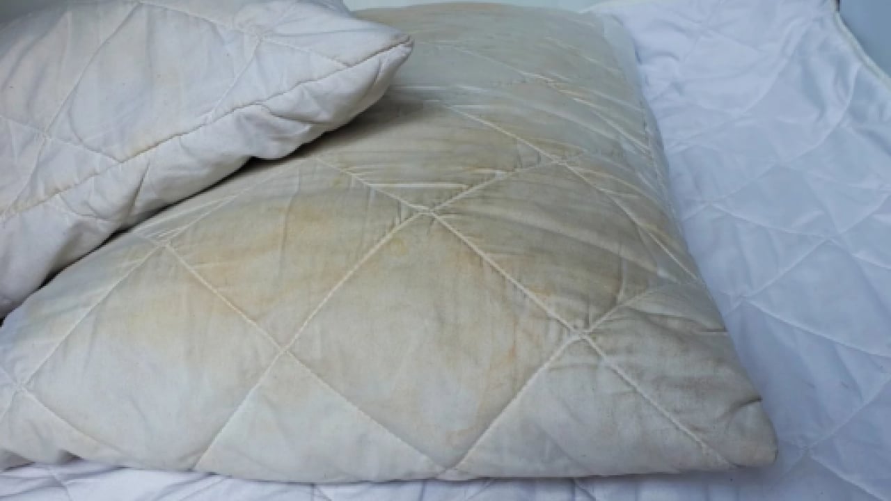 Deneyince farkını göreceksiniz! Sararan yastıkları kar beyazı yapmanın doğal yolu