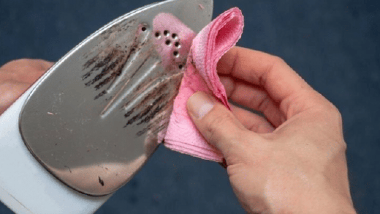 Deneyince farkını göreceksiniz! Tabanı yanan ütüleri temizlemenin doğal yolu