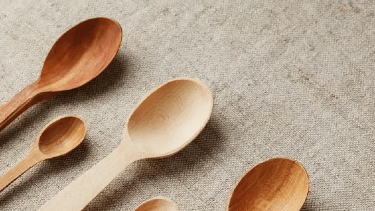 Deneyince farkını göreceksiniz! Tahta kaşıkları temizlemenin doğal yolu