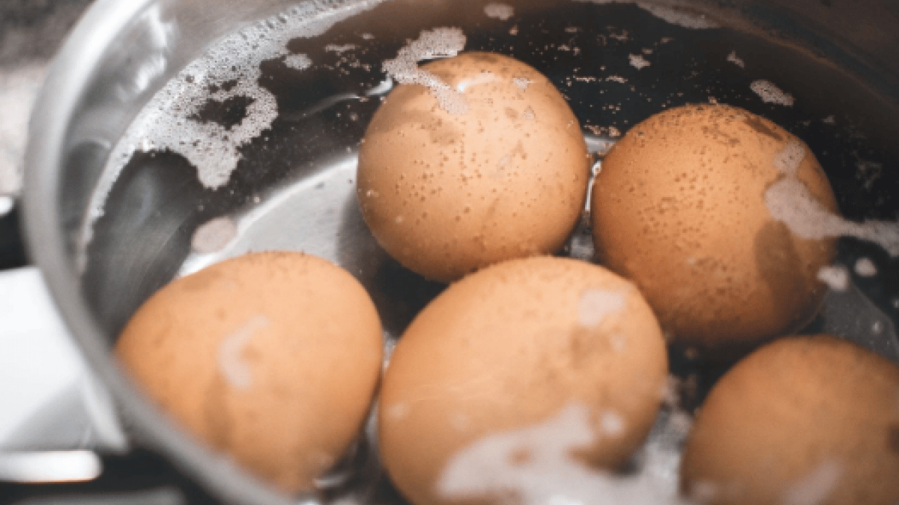 Deneyince farkını göreceksiniz! Yumurta haşlarken çatlamasını önleyen doğal yöntem