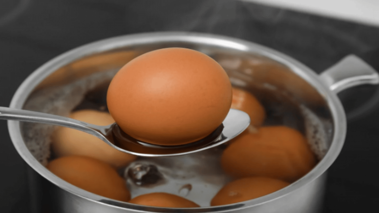 Foto - Deneyince farkını göreceksiniz! Yumurta haşlarken çatlamasını önleyen doğal yöntem