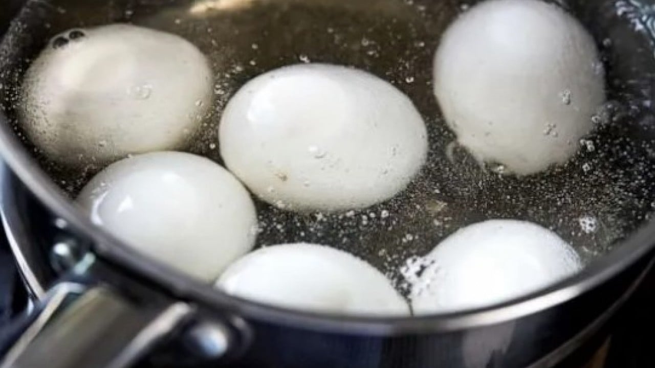 Deneyince farkını göreceksiniz! Yumurta haşlarken çatlamayı önlemenin kolay yolu