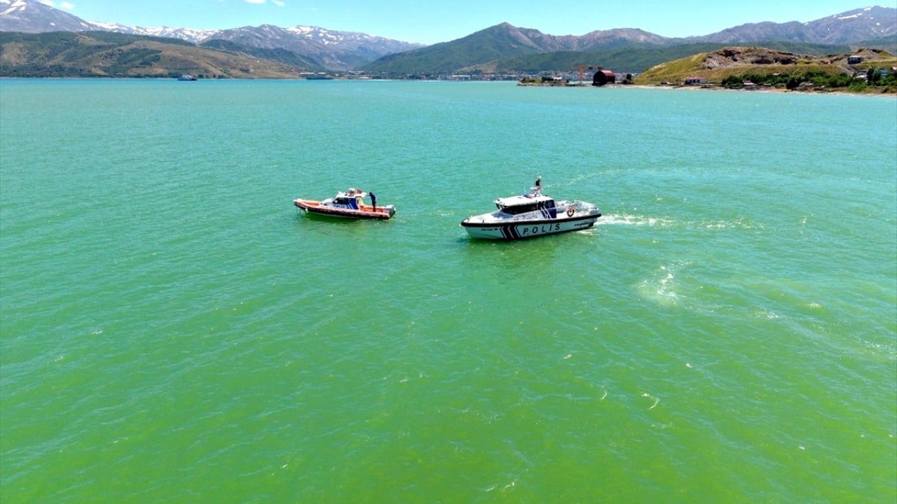 Foto - Deniz polisleri, Van Gölü'nde inci kefali nöbetinde