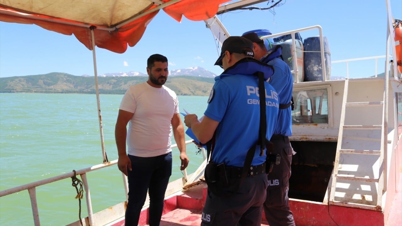 Foto - Deniz polisleri, Van Gölü'nde inci kefali nöbetinde