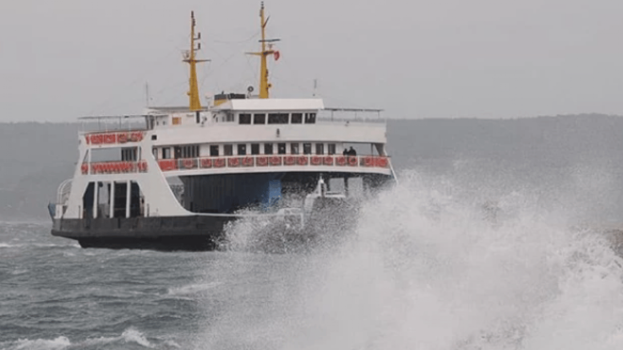 Denizde fırtına kabusu: 3 ilde seferler durduruldu