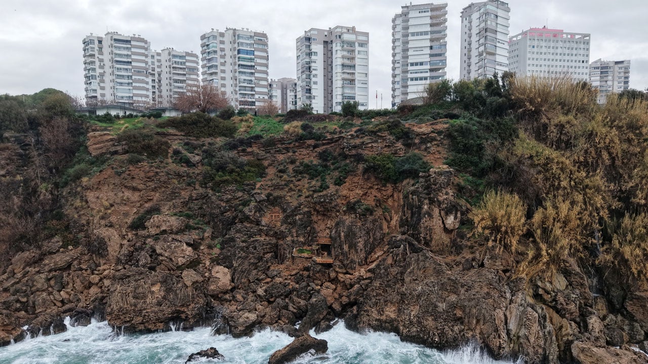 Foto - Denize sıfır kaçak yapı! Antalya falezlerinde şaşkına çeviren görüntüler
