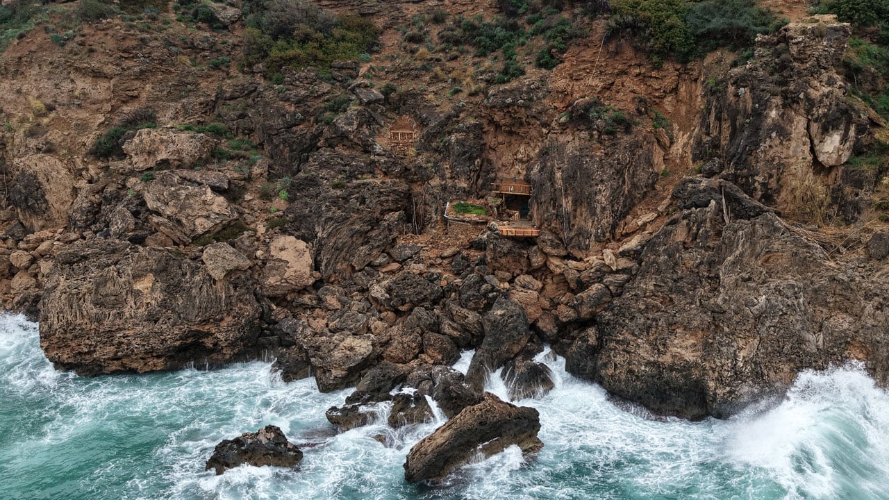 Denize sıfır kaçak yapı! Antalya falezlerinde şaşkına çeviren görüntüler