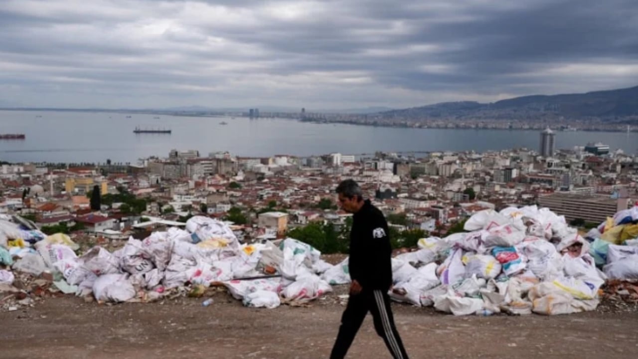 Foto - Denizin keyfini çöpler sürüyor! Vatandaşlar tepki gösteriyor!