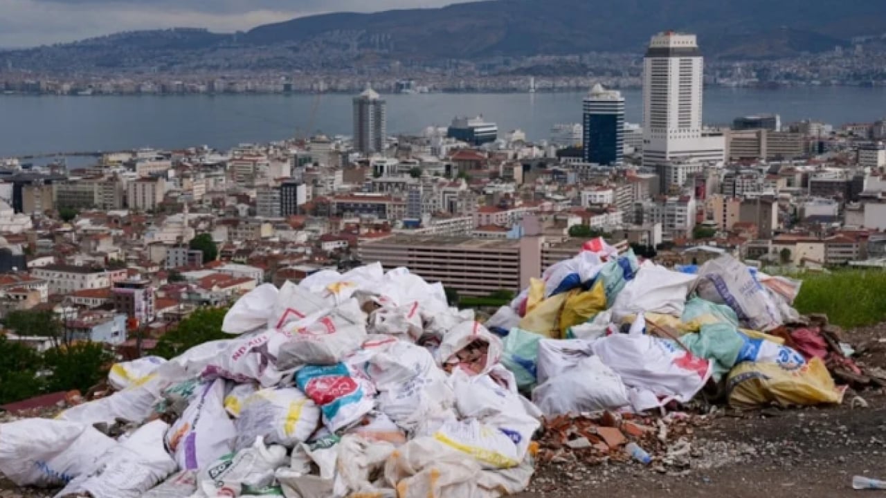 Foto - Denizin keyfini çöpler sürüyor! Vatandaşlar tepki gösteriyor!