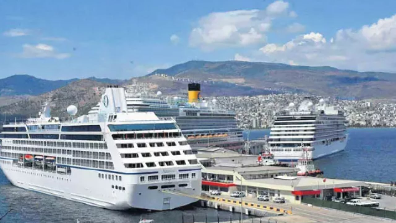 Foto - Denizlerin devi Çeşme’ye demir attı: Kruvaziyer turizmi esnafın yüzünü güldürdü!