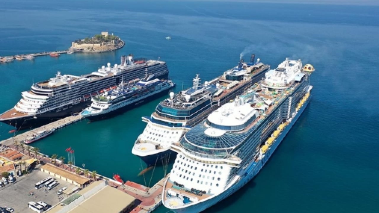 Denizlerin devi Çeşme’ye demir attı: Kruvaziyer turizmi esnafın yüzünü güldürdü!