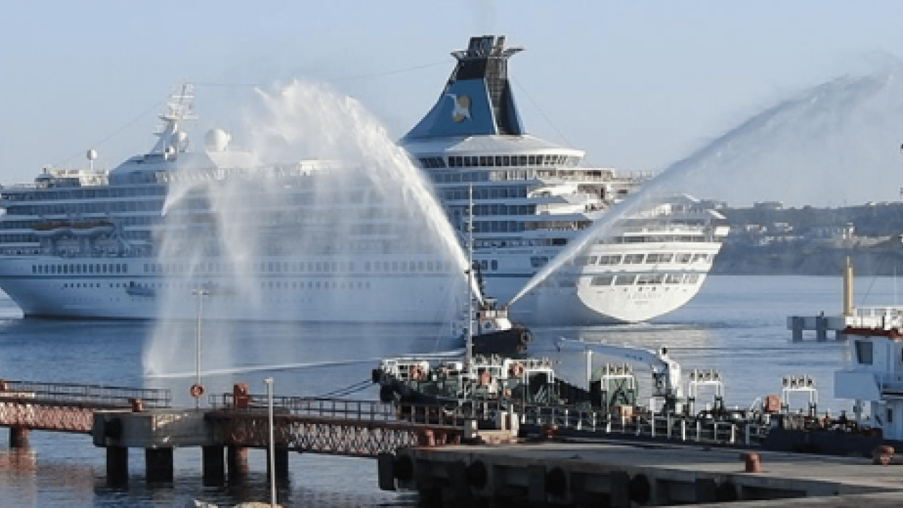 Foto - Denizlerin devi Çeşme’ye demir attı: Kruvaziyer turizmi esnafın yüzünü güldürdü!