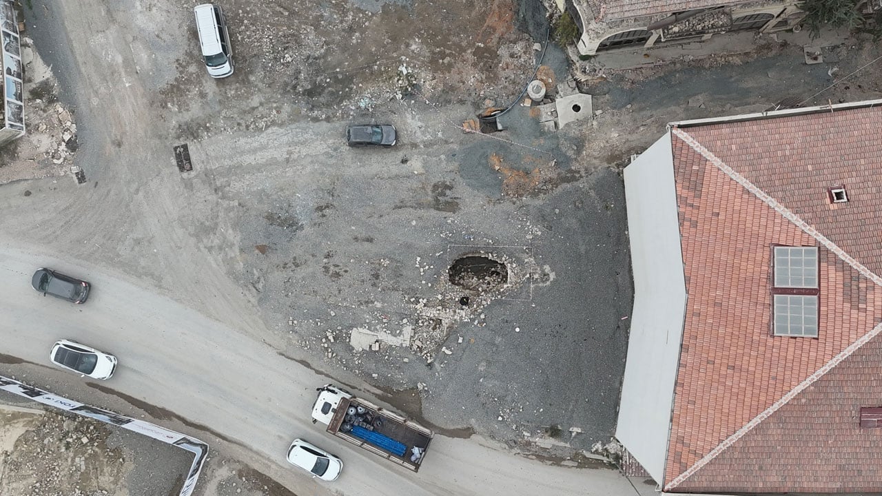 Foto - Deprem enkazının altından çıktı! Hatay'da şaşırtan manzara