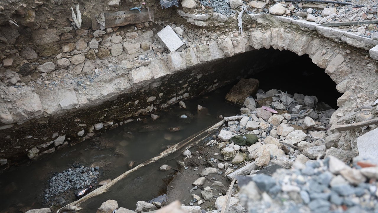 Foto - Deprem enkazının altından çıktı! Hatay'da şaşırtan manzara