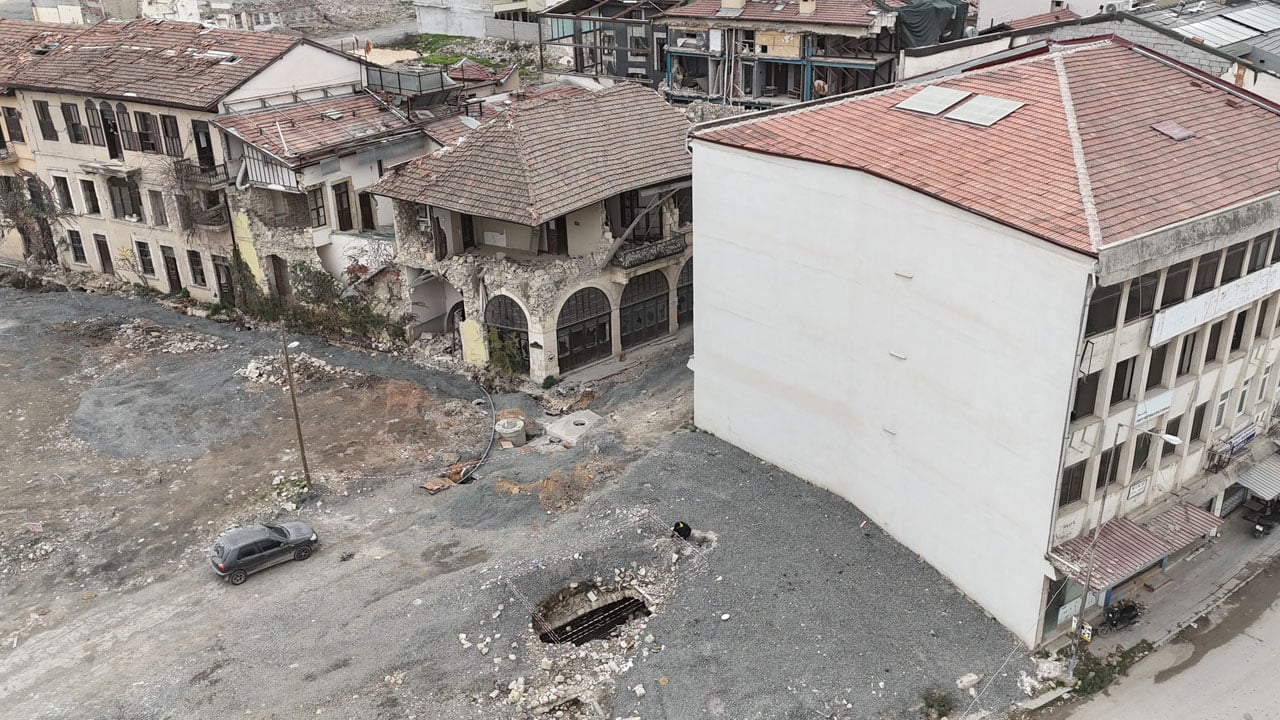 Deprem enkazının altından çıktı! Hatay'da şaşırtan manzara