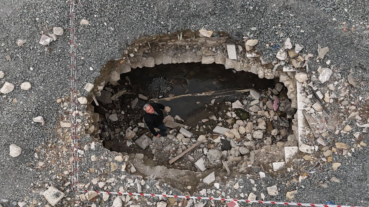 Foto - Deprem enkazının altından çıktı! Hatay'da şaşırtan manzara