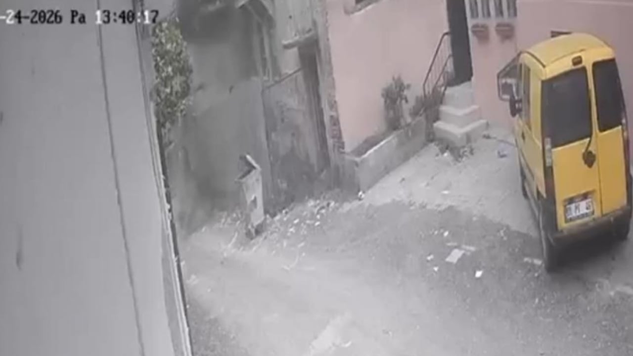 Foto - Deprem ve sağanak vurdu! Metruk bina yıkıldı