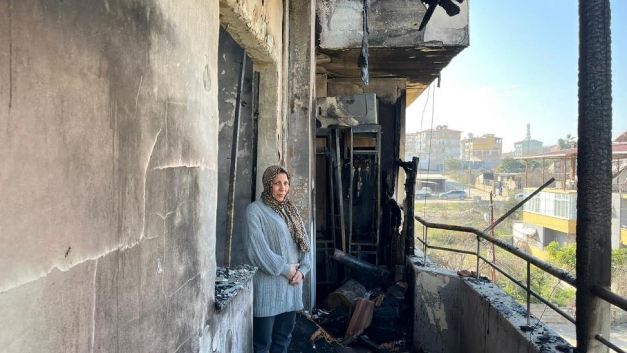 Foto - Depremde eşini evladını yangında evini kaybetti