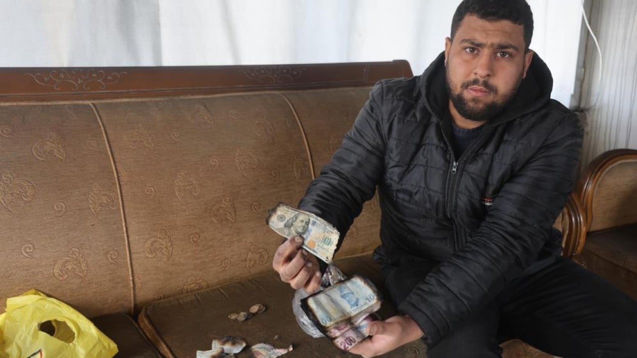 Foto - Depremde eşini evladını yangında evini kaybetti