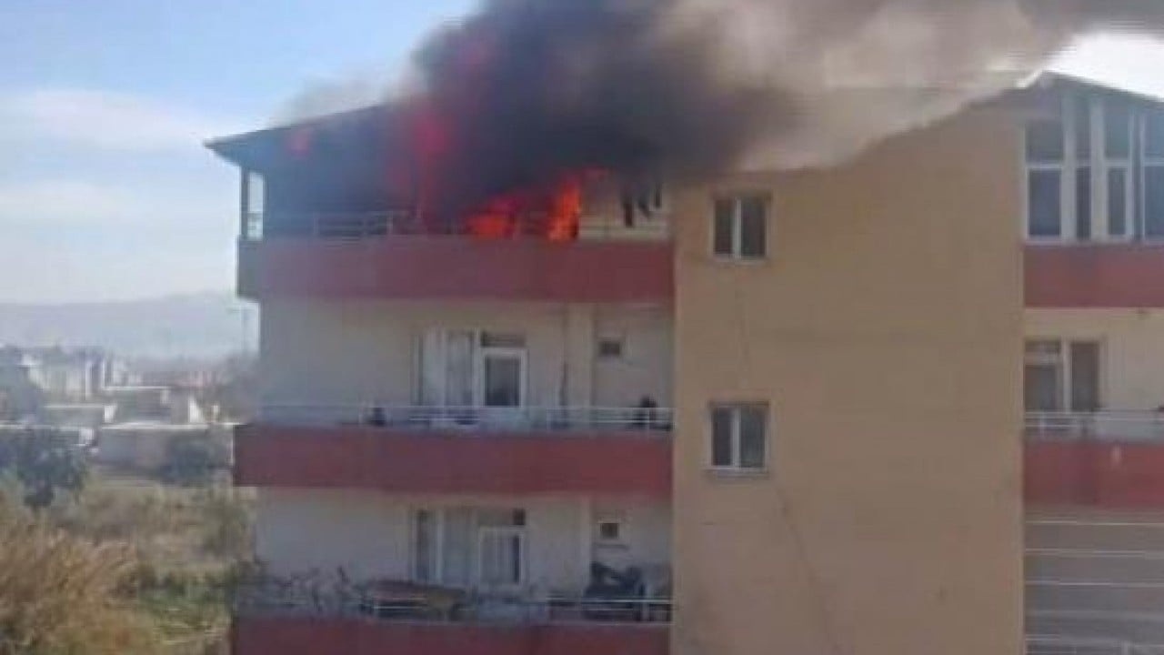 Foto - Depremde eşini evladını yangında evini kaybetti