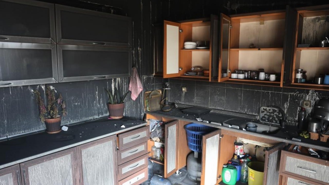 Foto - Depremde eşini evladını yangında evini kaybetti