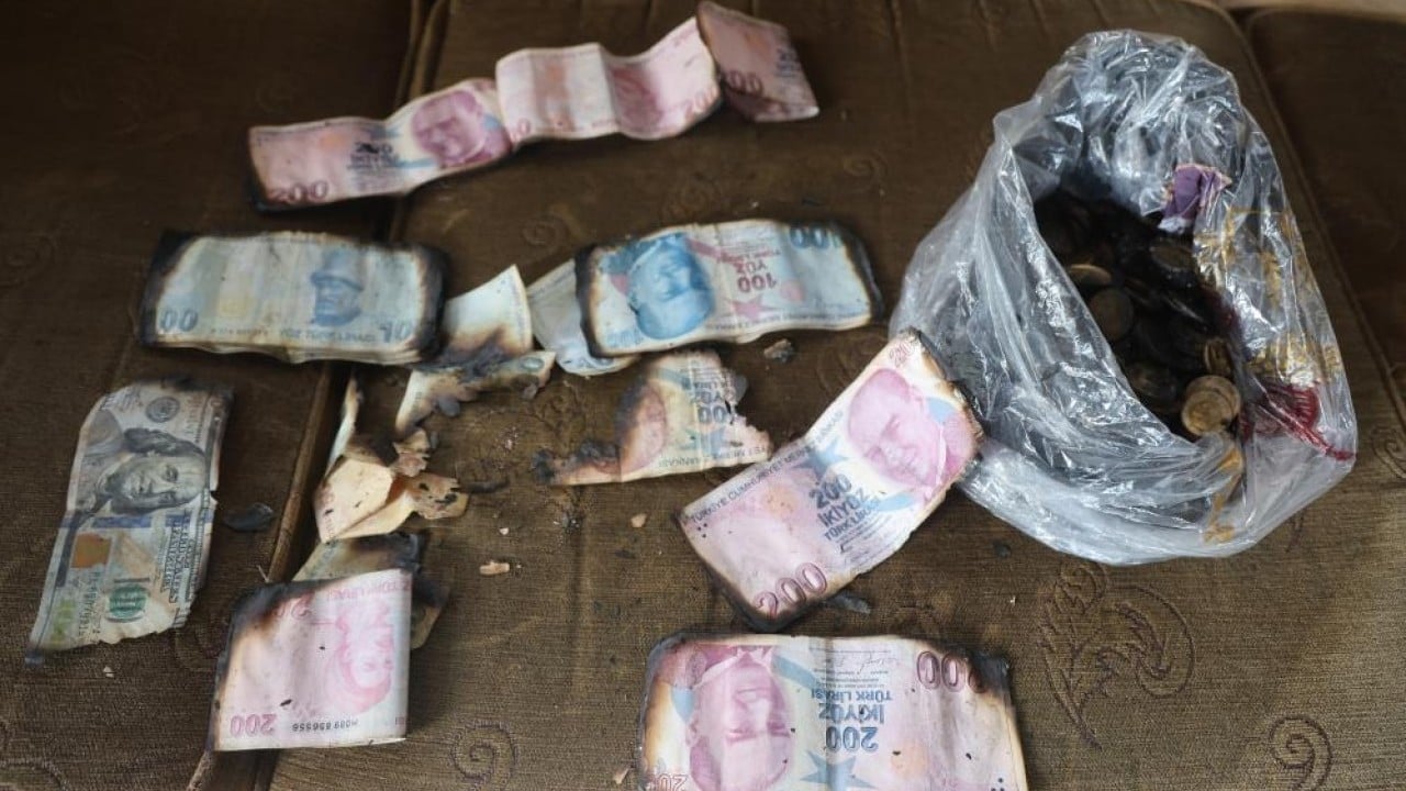 Foto - Depremde eşini evladını yangında evini kaybetti