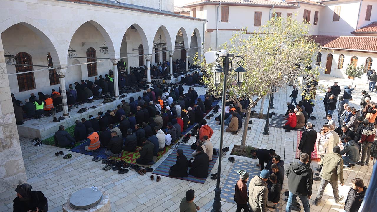 Foto - Depremde yerle bir olmuştu, bugün yeniden ibadete açıldı: Habibi Neccar’da ilk cuma