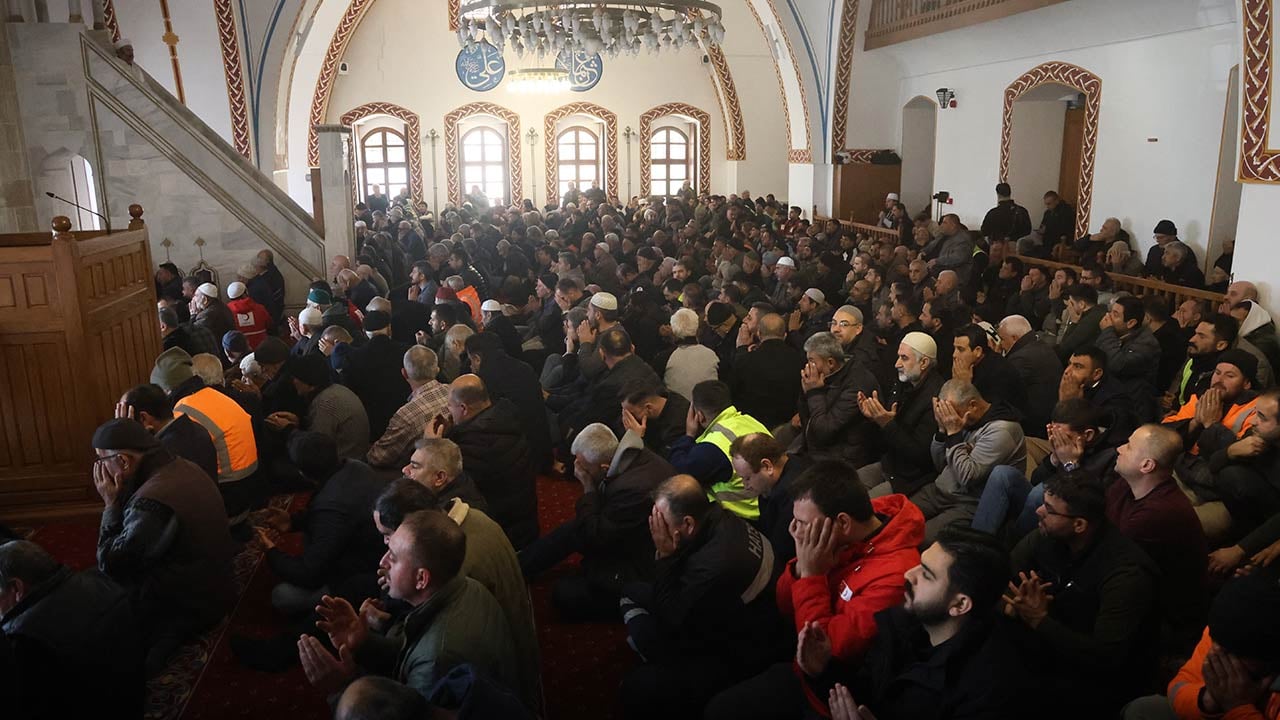 Foto - Depremde yerle bir olmuştu, bugün yeniden ibadete açıldı: Habibi Neccar’da ilk cuma