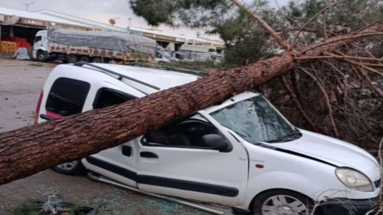 Foto - Depremden sonraki en korkunç günü yaşadılar! Şehri bu defa "süper hücre" vurdu: Okullar tatil edildi, çok sayıda yaralı var