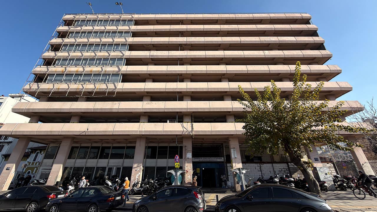 Foto - Depreme dayanıksız binaya günde 4 bin araç sokuyorlardı! Tahmin edin hangi belediye