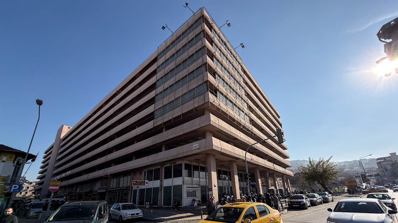 Foto - Depreme dayanıksız binaya günde 4 bin araç sokuyorlardı! Tahmin edin hangi belediye