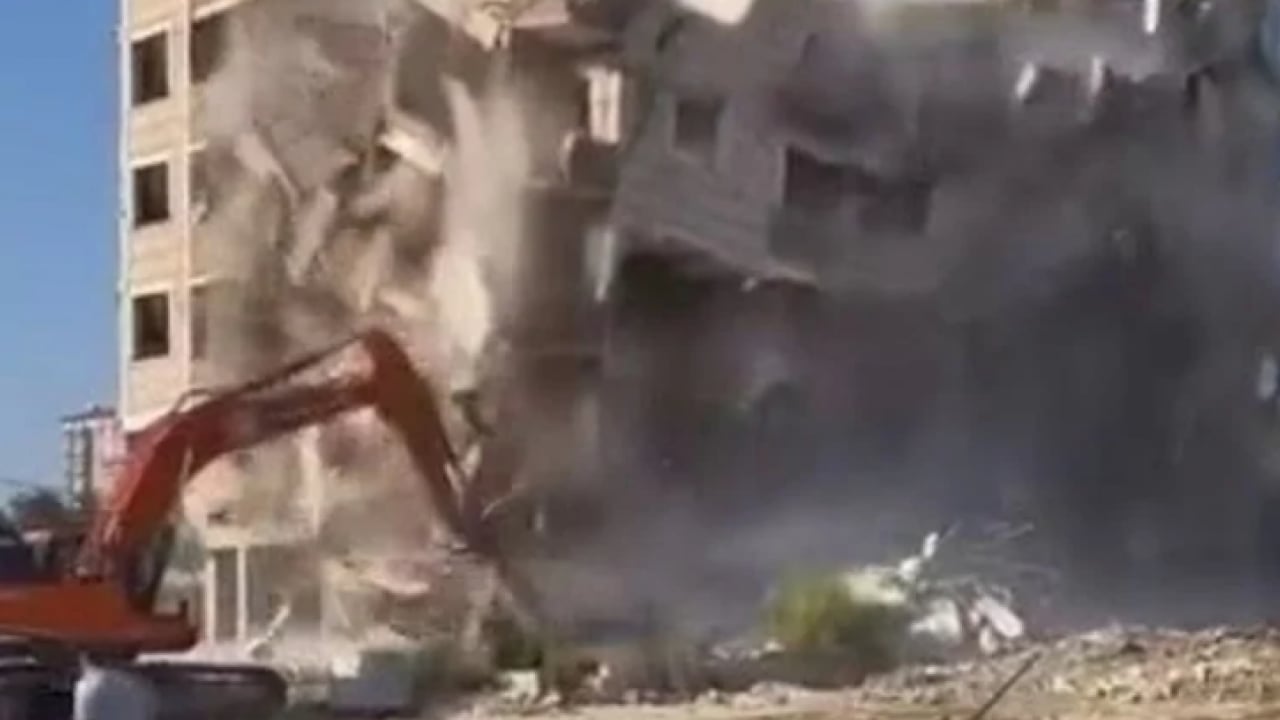 Foto - Depremin izleri bir bir siliniyor: Ağır hasarlı 6 katlı bina yıkıldı