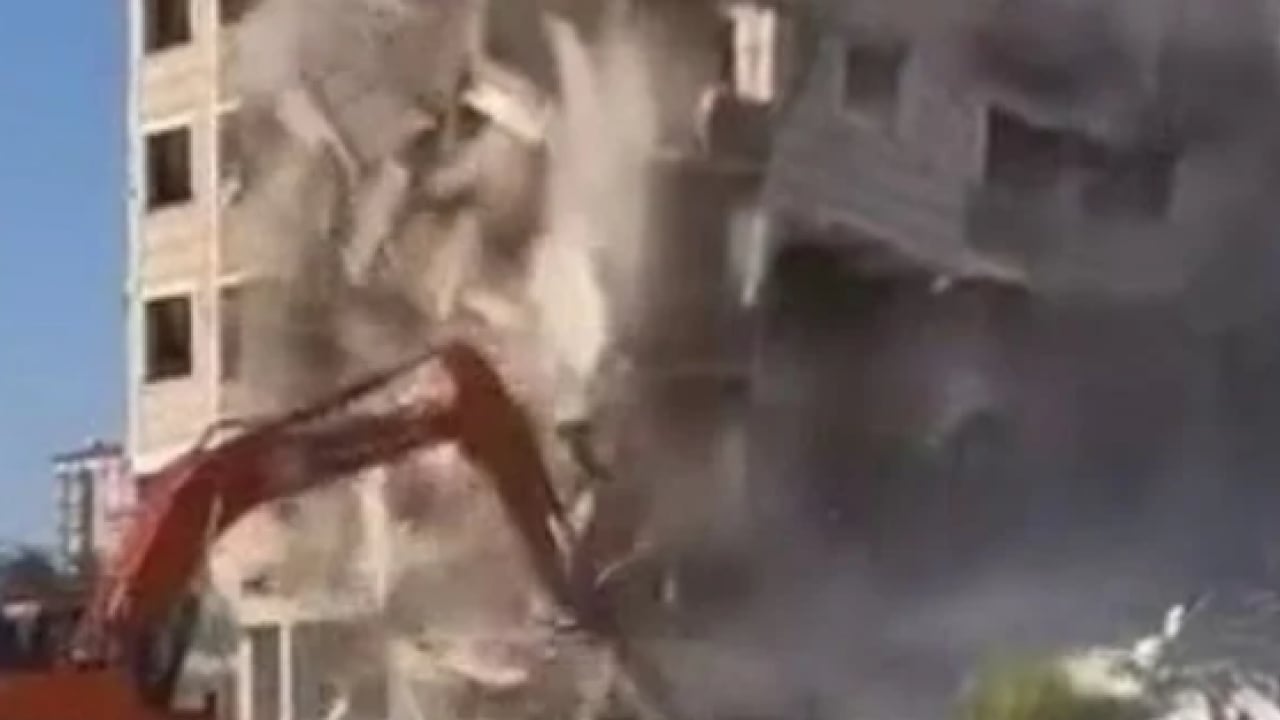 Foto - Depremin izleri bir bir siliniyor: Ağır hasarlı 6 katlı bina yıkıldı