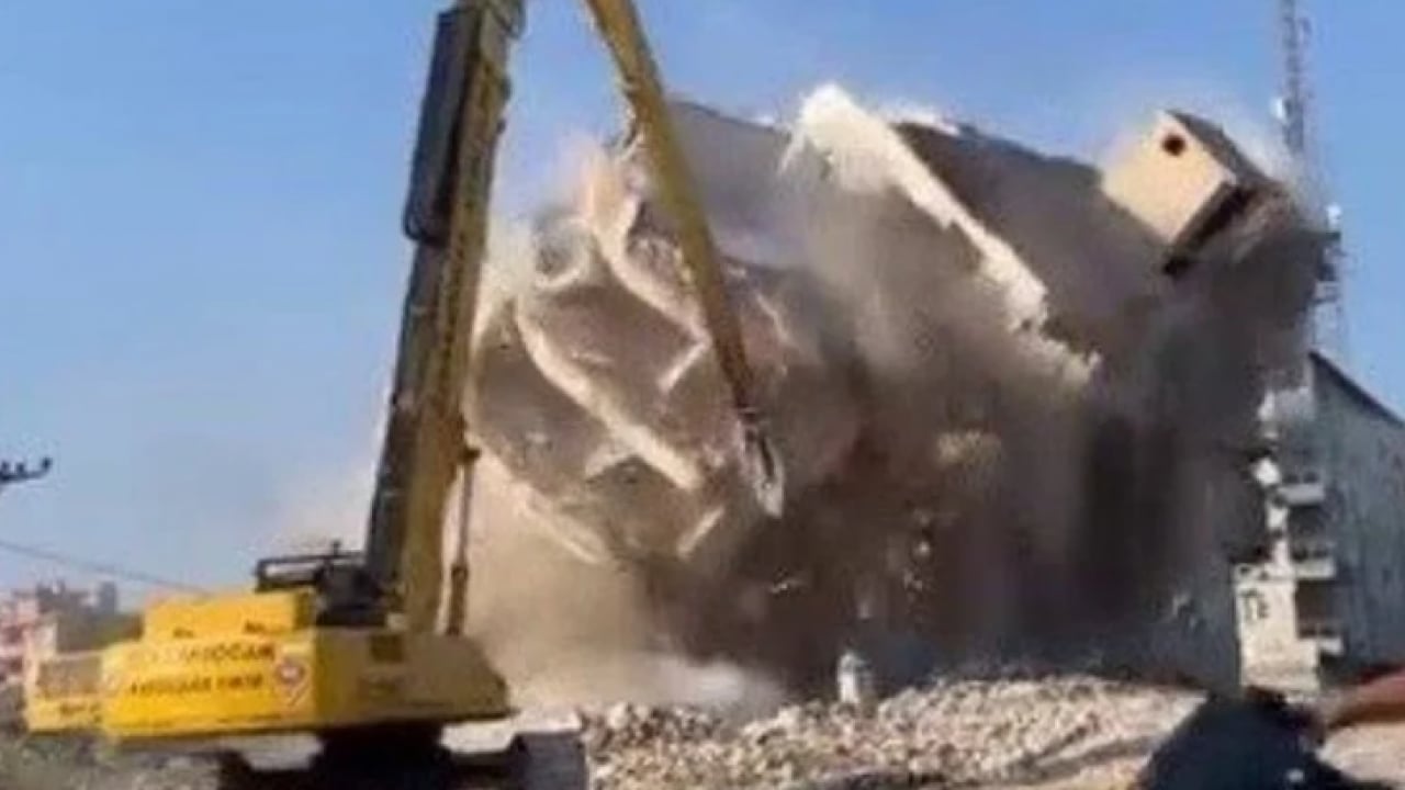 Depremin izleri bir bir siliniyor: Ağır hasarlı 6 katlı bina yıkıldı