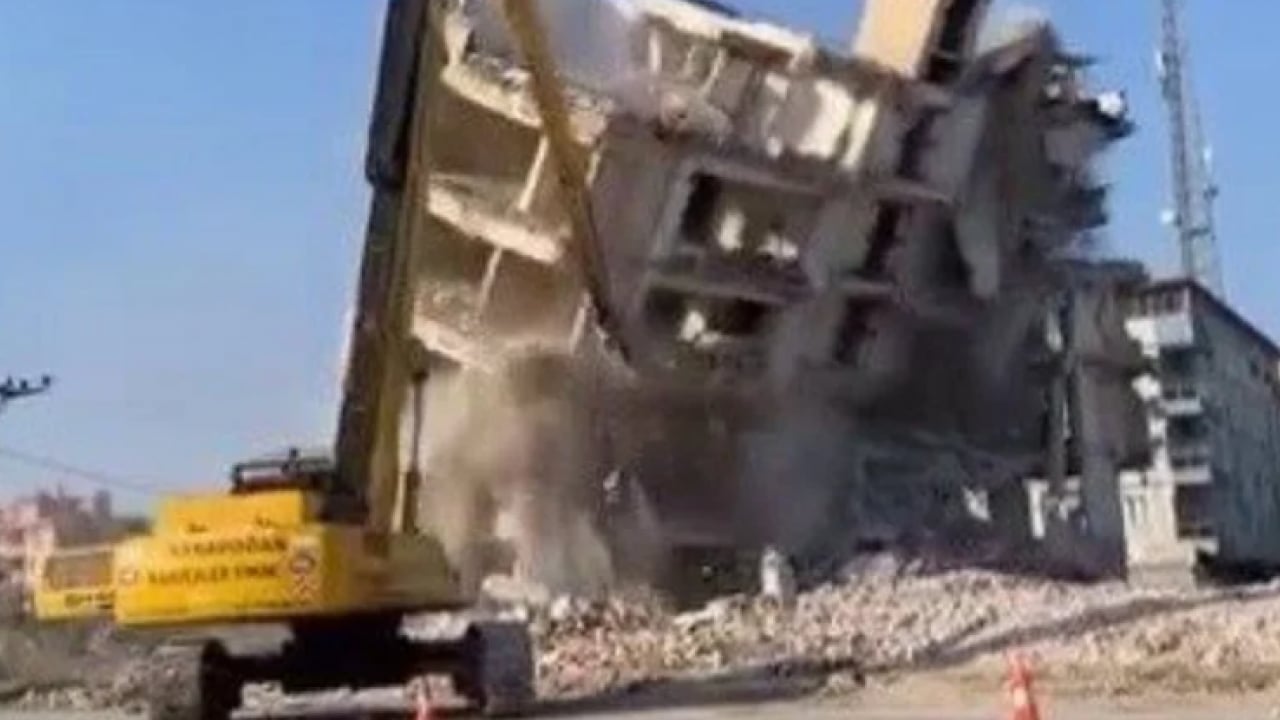 Foto - Depremin izleri bir bir siliniyor: Ağır hasarlı 6 katlı bina yıkıldı