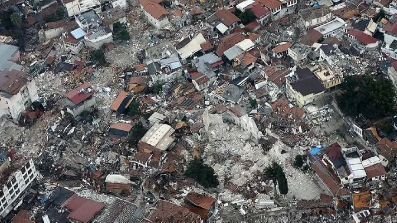 Foto - Depremin izleri bir bir siliniyor: Ağır hasarlı 6 katlı bina yıkıldı