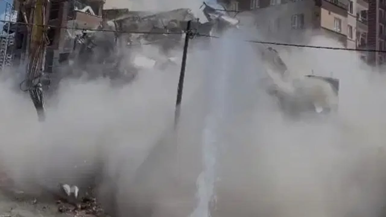Foto - Depremin izleri bir bir siliniyor: Ağır hasarlı 6 katlı bina yıkıldı