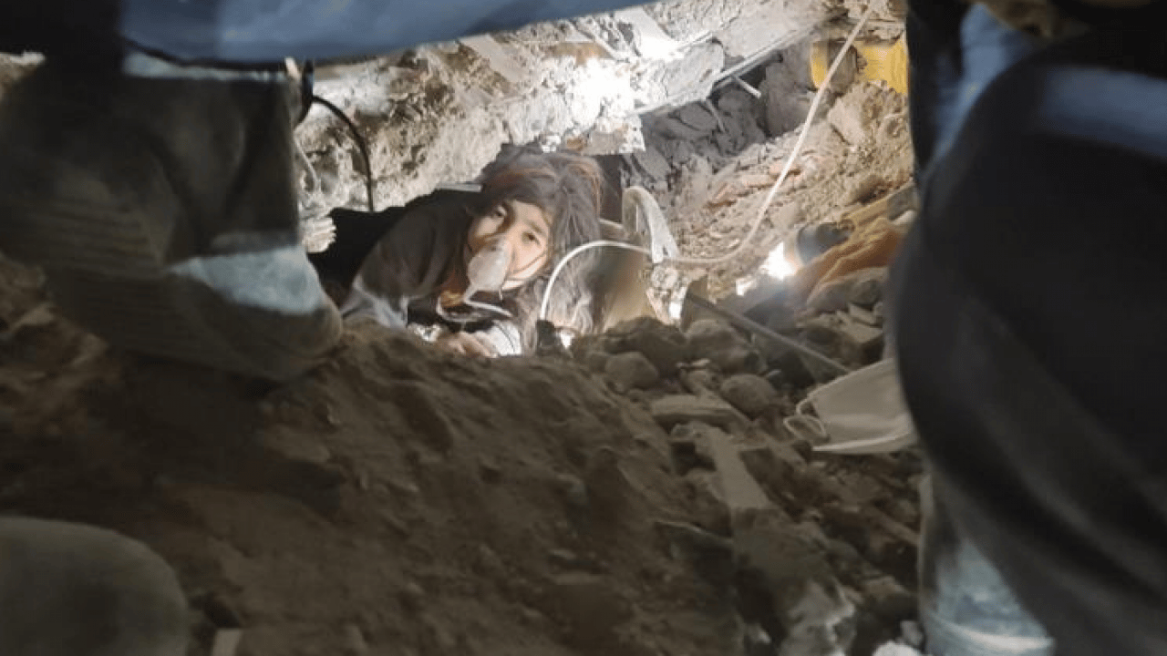Foto - Depremin izleri siliniyor, hatıralar kalıyor! 40 saatlik direnişin tanığı konuştu: Kedi sesi sandım, enkazdan Aysima çıktı