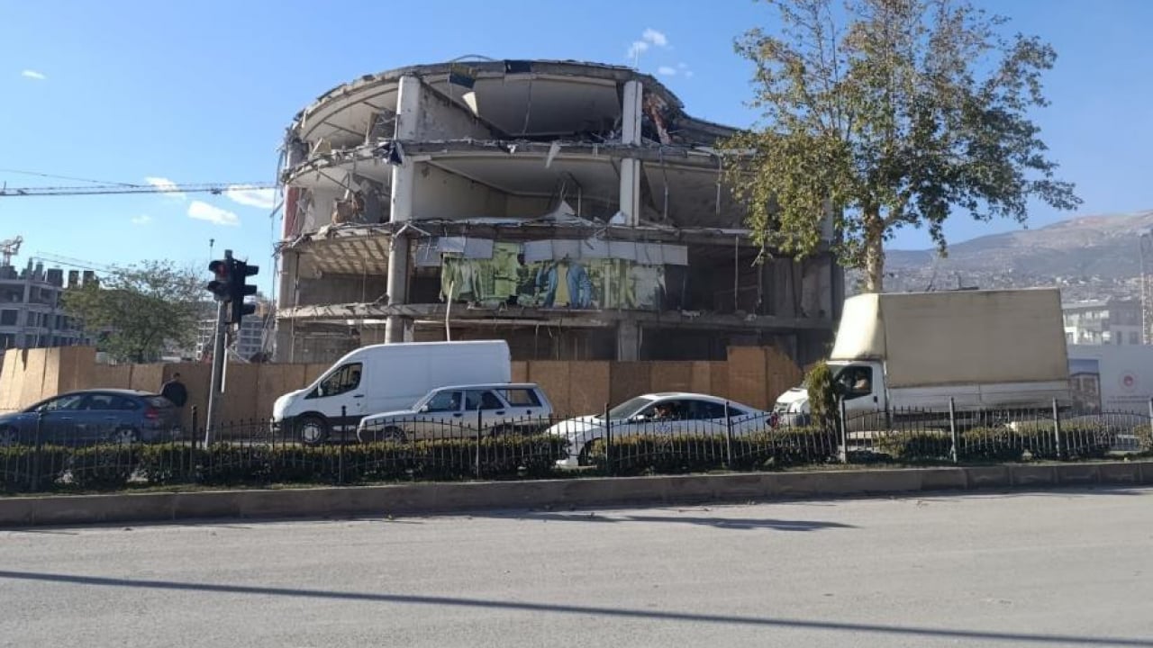 Foto - Depremin izleri siliniyor! Kahramanmaraş’ta hasarlı binalar tek tek yıkılıyor