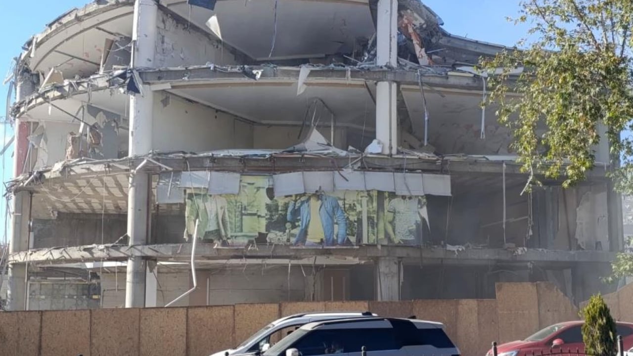 Foto - Depremin izleri siliniyor! Kahramanmaraş’ta hasarlı binalar tek tek yıkılıyor