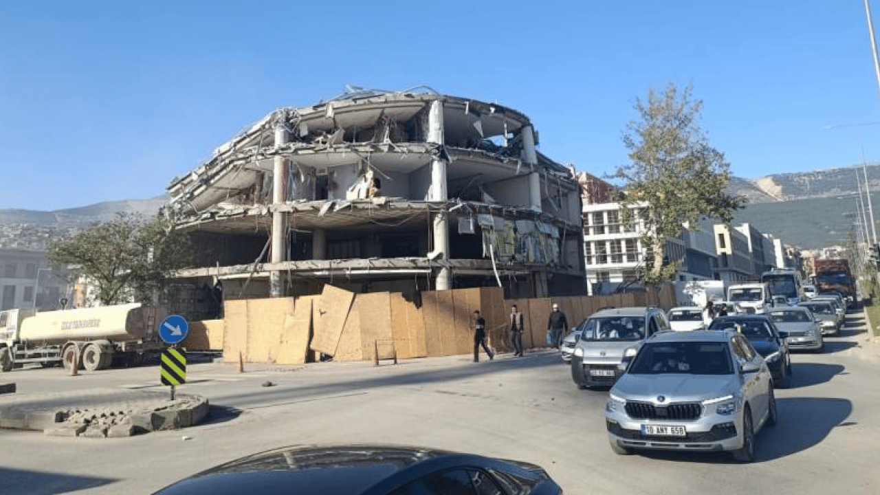 Depremin izleri siliniyor! Kahramanmaraş’ta hasarlı binalar tek tek yıkılıyor