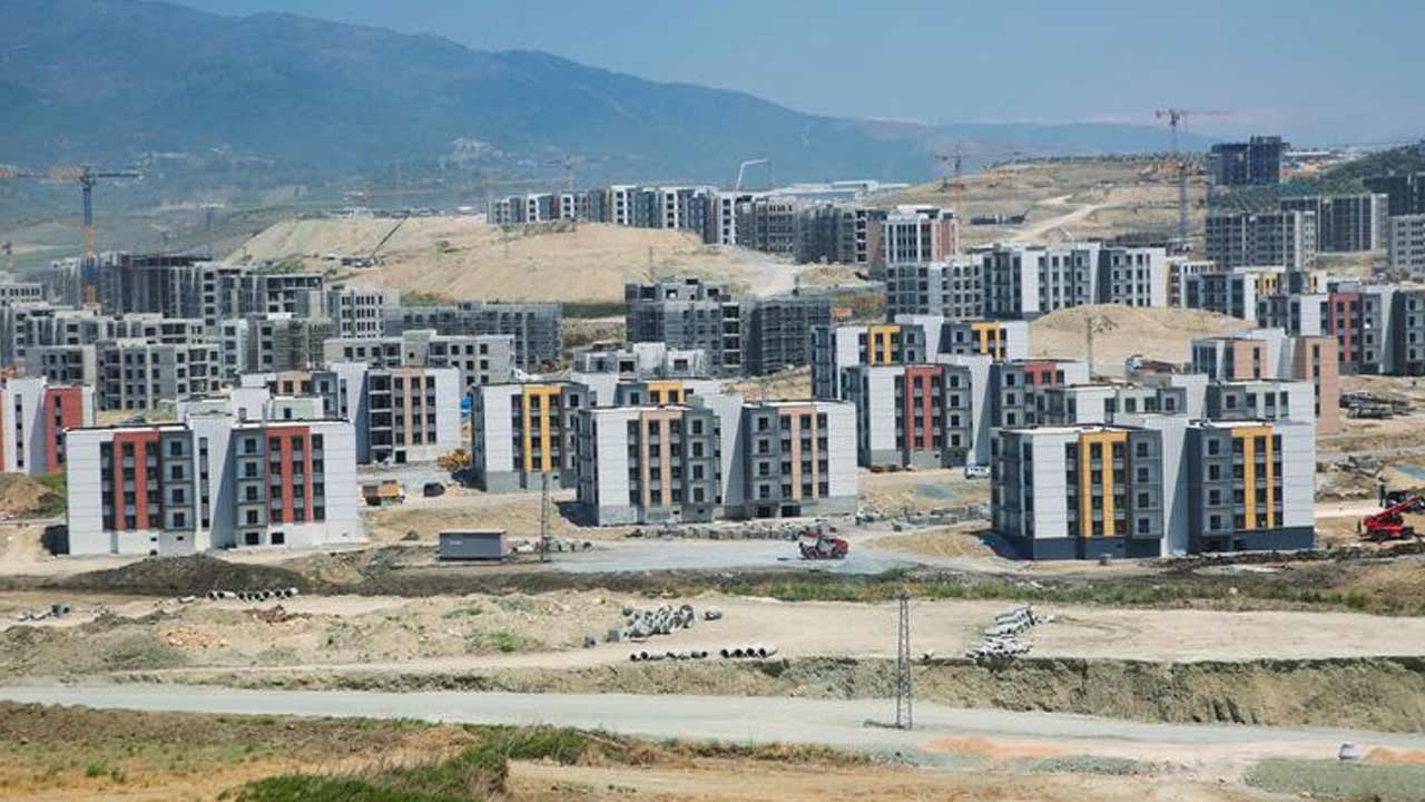 Foto - Depremzede aileler Özgür Özel'i şamar manyağı yaptı