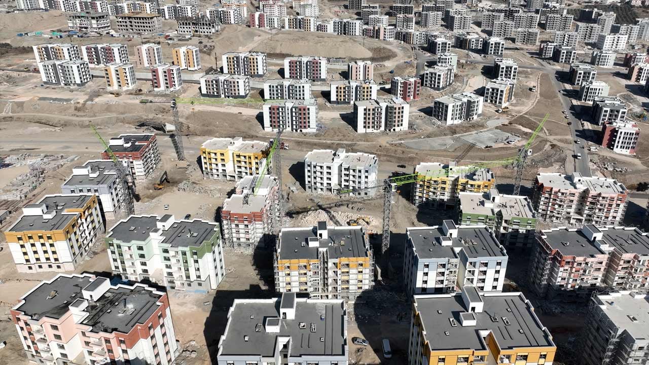 Foto - Depremzede aileler Özgür Özel'i şamar manyağı yaptı