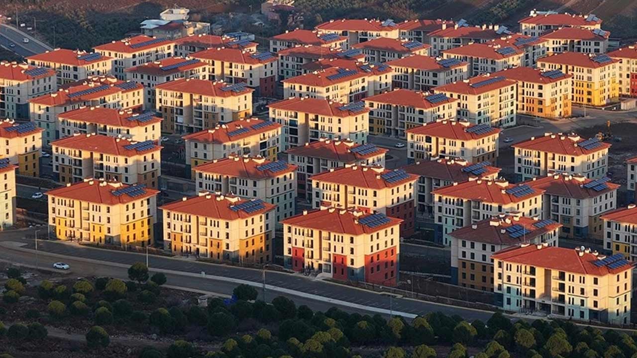 Foto - Depremzede aileler Özgür Özel'i şamar manyağı yaptı